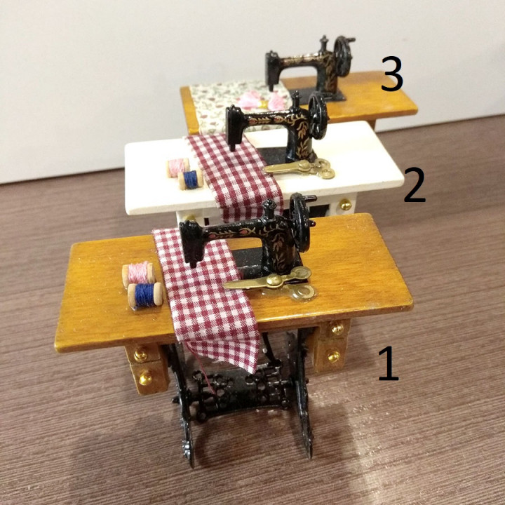 Швейная машинка ножная с деревянной столешницей для кукольного дома