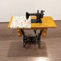 Швейная машинка ножная с деревянной столешницей для кукольного дома