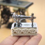 Швейная машинка ручная на подставке для кукольного дома