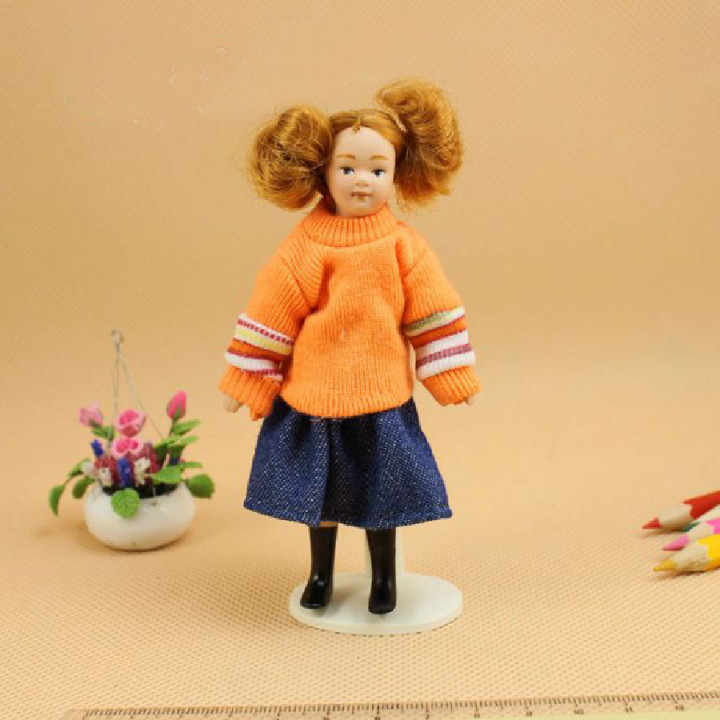 Кукла Девочка в оранжевом свитере Миниатюра 1:12