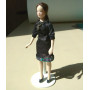 Кукла Девушка с длинными волосами в черном платье Миниатюра 1:12