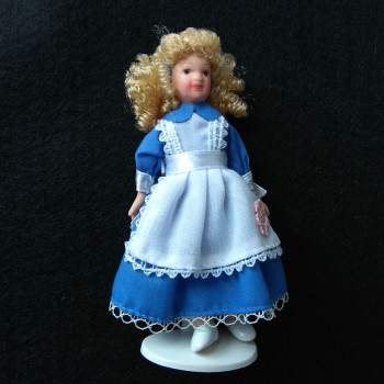 Кукла Девочка в синем платье с фартуком Миниатюра 1:12