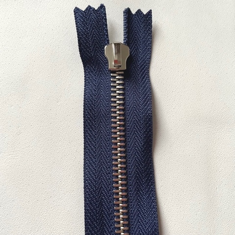 Молния металлическая №5 52 см зубья под серебро Темно-синий YKK Япония | Галерея фото | Pava.pro Молния металлическая №5 52 см зубья под серебро Темно-синий YKK Япония MM5-52BYKK - фото товара