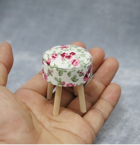 Пуф для кукол Разные расцветки Миниатюра 1:12 Пуф для кукол Разные расцветки Миниатюра 1:12