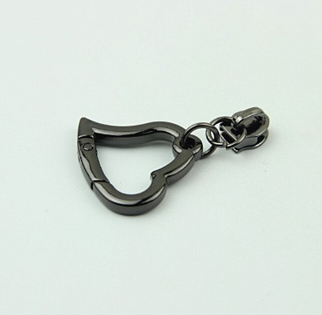 Бегунок для молнии №5 с пуллером-карабином Сердечко фото 2 Бегунок для молнии №5 с пуллером-карабином Сердечко фото 2