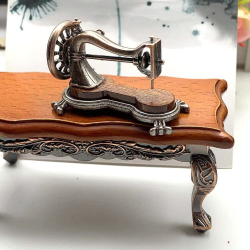 Швейная машинка ретро для кукольного дома | Галерея фото | Pava.pro Швейная машинка ретро для кукольного дома - фото товара