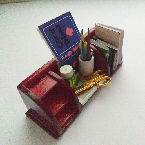 Полка для кукол с канцелярскими принадлежностями фото 6