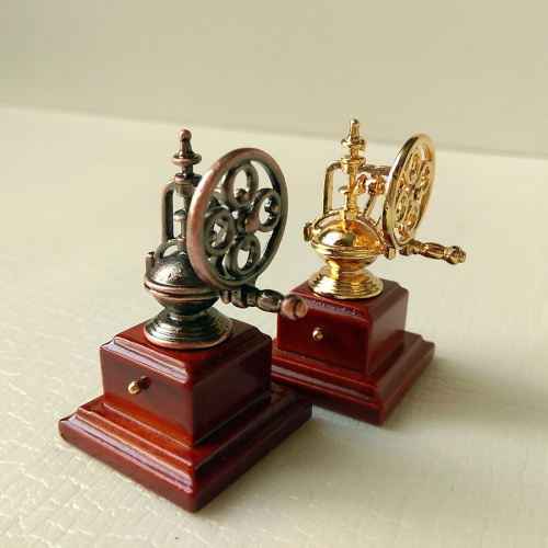 Кофемолка старинная для кукольной кухни Кофемолка старинная для кукольной кухни