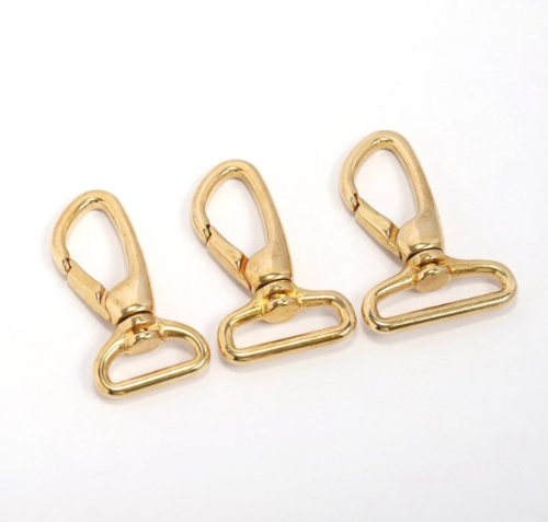 Карабин литой 20-30 мм поворотный скошенный Латунь Карабин литой 20-30 мм поворотный скошенный Латунь