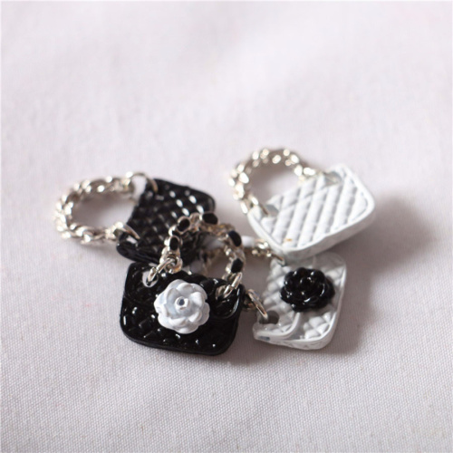 СУМОЧКА ДЛЯ КУКЛЫ С ЦВЕТКОМ МИНИАТЮРА 1:12 СУМОЧКА ДЛЯ КУКЛЫ С ЦВЕТКОМ МИНИАТЮРА 1:12