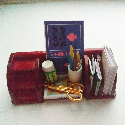 Полка для кукол с канцелярскими принадлежностями фото 4