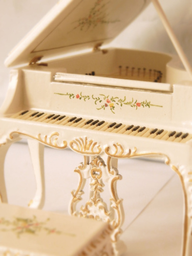 Миниатюра для кукол Рояль Роспись на белом 1:12  RBM-002 - фото товара фото 2