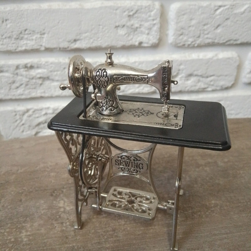 Швейная машинка ножная для кукол Миниатюра 1:10 фото 4