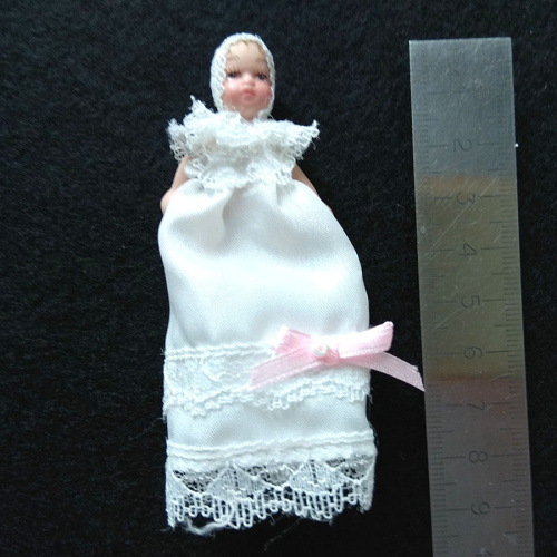 Кукла младенец в кружевах  Миниатюра 1:12 фото 2