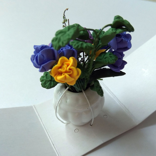 Букет в белом вазоне для кукольного дома 1:12 фото 2 Букет в белом вазоне для кукольного дома 1:12 фото 2