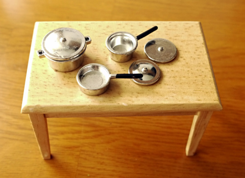 Кастрюли и сковородка для кукольной кухни Кастрюли и сковородка для кукольной кухни