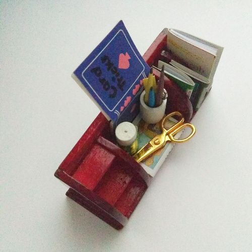 Полка для кукол с канцелярскими принадлежностями фото 5