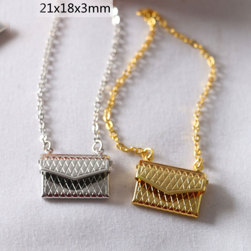 Сумочка для куклы на цепочке Миниатюра 1:12 фото 4