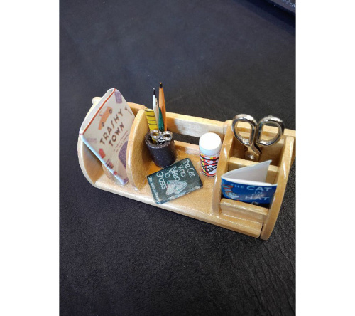 Полка для кукол с канцелярскими принадлежностями фото 2