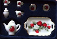 Фарфоровый чайный сервиз для кукол Клубнички на две персоны