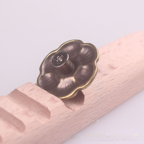 Кончо для кожаных изделий 27 мм Шестилистник с декоративными вставками фото 5