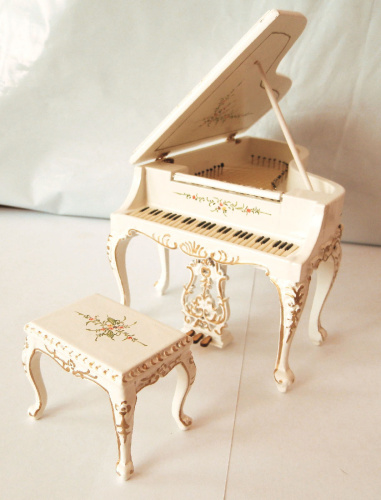 Миниатюра для кукол Рояль Роспись на белом 1:12   - фото товара