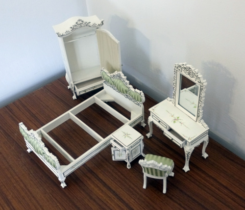 Миниатюра для кукол Спальный гарнитур с резьбой и орнаментом Белый  фото 2