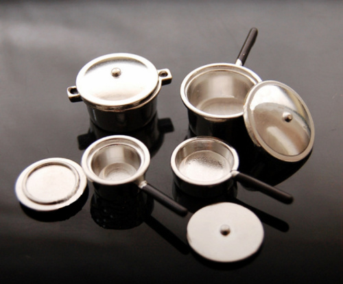 Кастрюли и сковородка для кукольной кухни фото 2