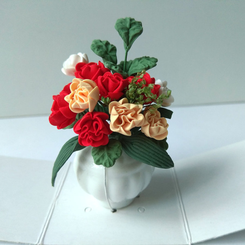 Букет в белом вазоне для кукольного дома 1:12 Букет в белом вазоне для кукольного дома 1:12