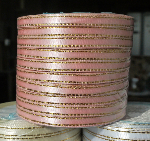 Лента атласная с золотым бордюром 7 мм фото 3 Лента атласная с золотым бордюром 7 мм фото 3
