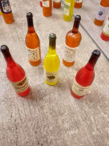 Набор бутылочек с вином Миниатюра 1:12 | Галерея фото | Pava.pro Набор бутылочек с вином Миниатюра 1:12 - фото товара