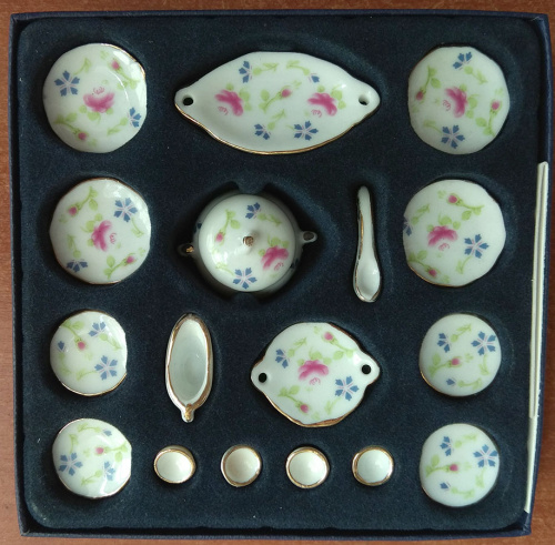 Фарфоровый столовый сервиз для кукол с синими цветами 17 предметов | Галерея фото | Pava.pro Фарфоровый столовый сервиз для кукол с синими цветами 17 предметов - фото товара