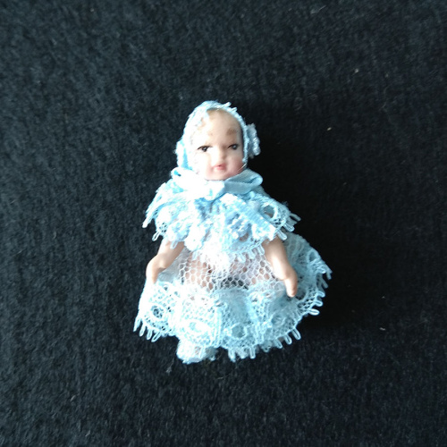 Кукла младенец в кружевах  Миниатюра 1:12 фото 5