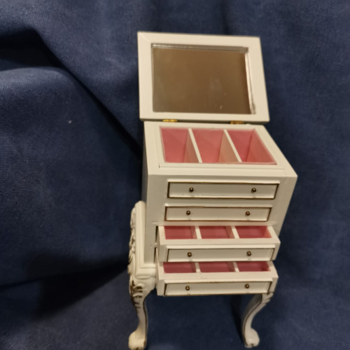 Миниатюра 1:6 для кукол Тумбочка для хранения украшений | Галерея фото | Pava.pro фото 4 Миниатюра 1:6 для кукол Тумбочка для хранения украшений D SP_779 - фото товара фото 4