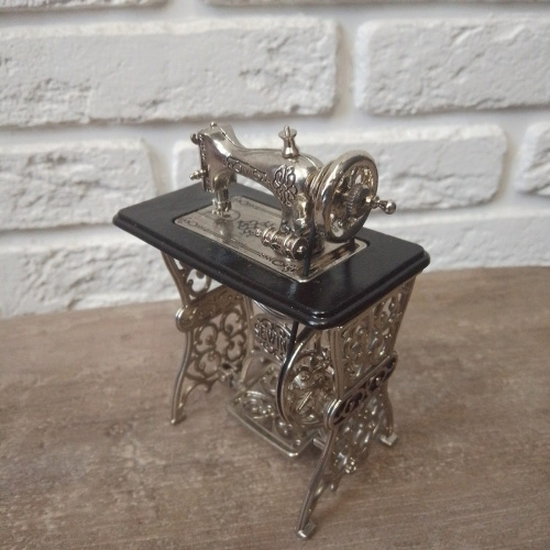 Швейная машинка ножная для кукол Миниатюра 1:10 фото 2