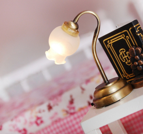 Настольная лампа с матовым плафоном на батарейке для кукол   - фото товара