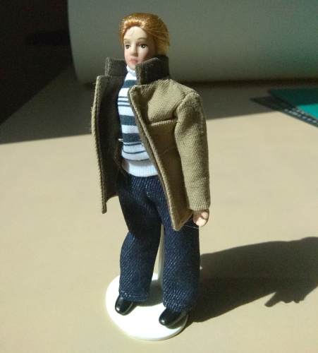 Кукла Мужчина в светлой куртке Миниатюра 1:12 фото 3