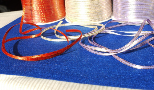 Лента атласная с золотым бордюром 4 мм фото 2 Лента атласная с золотым бордюром 4 мм фото 2