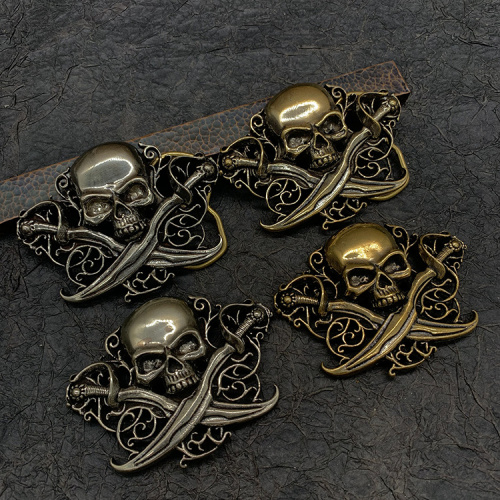 Пряжка для ремня декоративная, с шипом 40 мм Череп и сабли Пряжка для ремня декоративная, с шипом 40 мм Череп и сабли