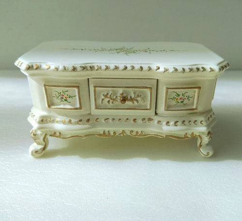 Миниатюра для кукол Тумбочка Белая роспись золото | Галерея фото | Pava.pro Миниатюра для кукол Тумбочка Белая роспись золото - фото товара