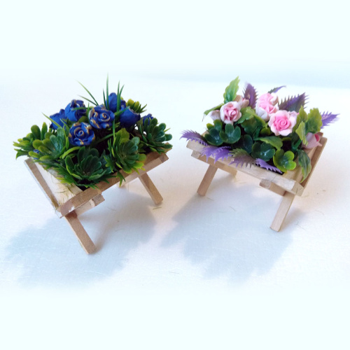 Цветы в деревянной подставке для кукольного дома Цветы в деревянной подставке для кукольного дома
