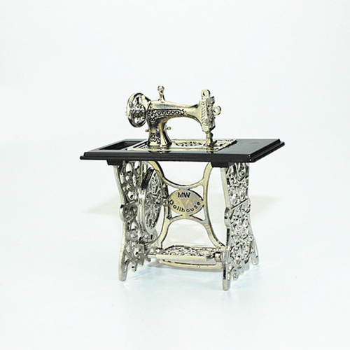 Швейная машинка ножная металлическая для кукольного дома | Галерея фото | Pava.pro Швейная машинка ножная металлическая для кукольного дома - фото товара