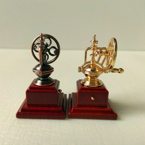 Кофемолка старинная для кукольной кухни фото 2