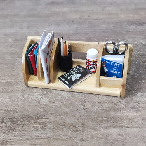 Полка для кукол с канцелярскими принадлежностями Полка для кукол с канцелярскими принадлежностями