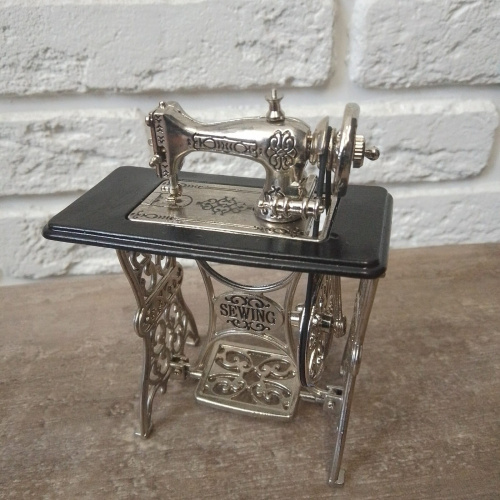 Швейная машинка ножная для кукол Миниатюра 1:10 фото 3