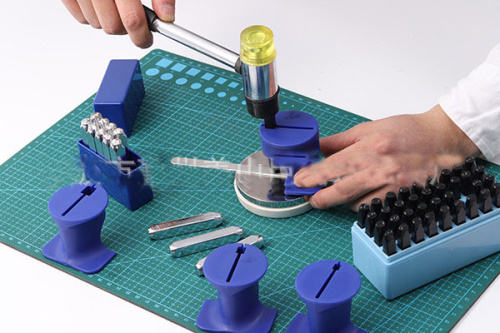 Инструмент для зажима штампов разных размеров фото 2