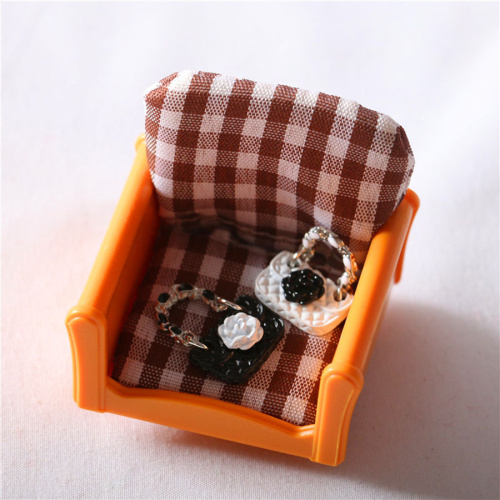 СУМОЧКА ДЛЯ КУКЛЫ С ЦВЕТКОМ МИНИАТЮРА 1:12 фото 5