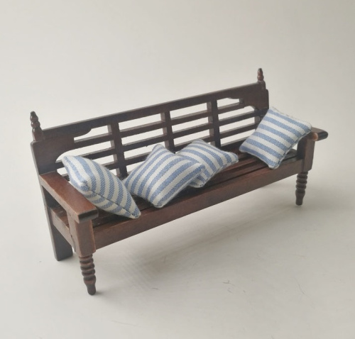 Диван для кукол с 4 подушками Миниатюра 1:12 | Галерея фото | Pava.pro Диван для кукол с 4 подушками Миниатюра 1:12 - фото товара