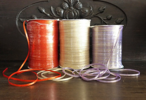 Лента атласная с золотым бордюром 4 мм Лента атласная с золотым бордюром 4 мм