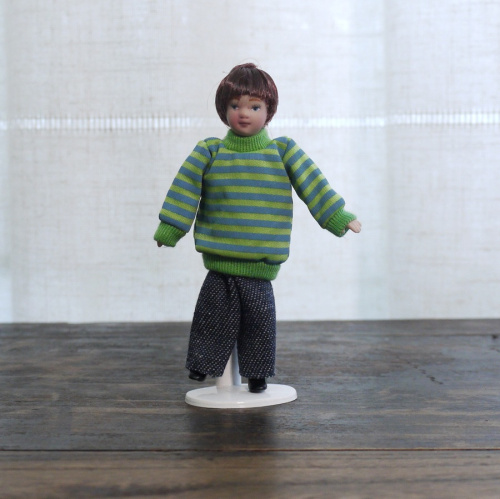 Кукла мальчик в полосатом пуловере 1:12 для румбоксов  DH DK-022 - фото товара фото 6